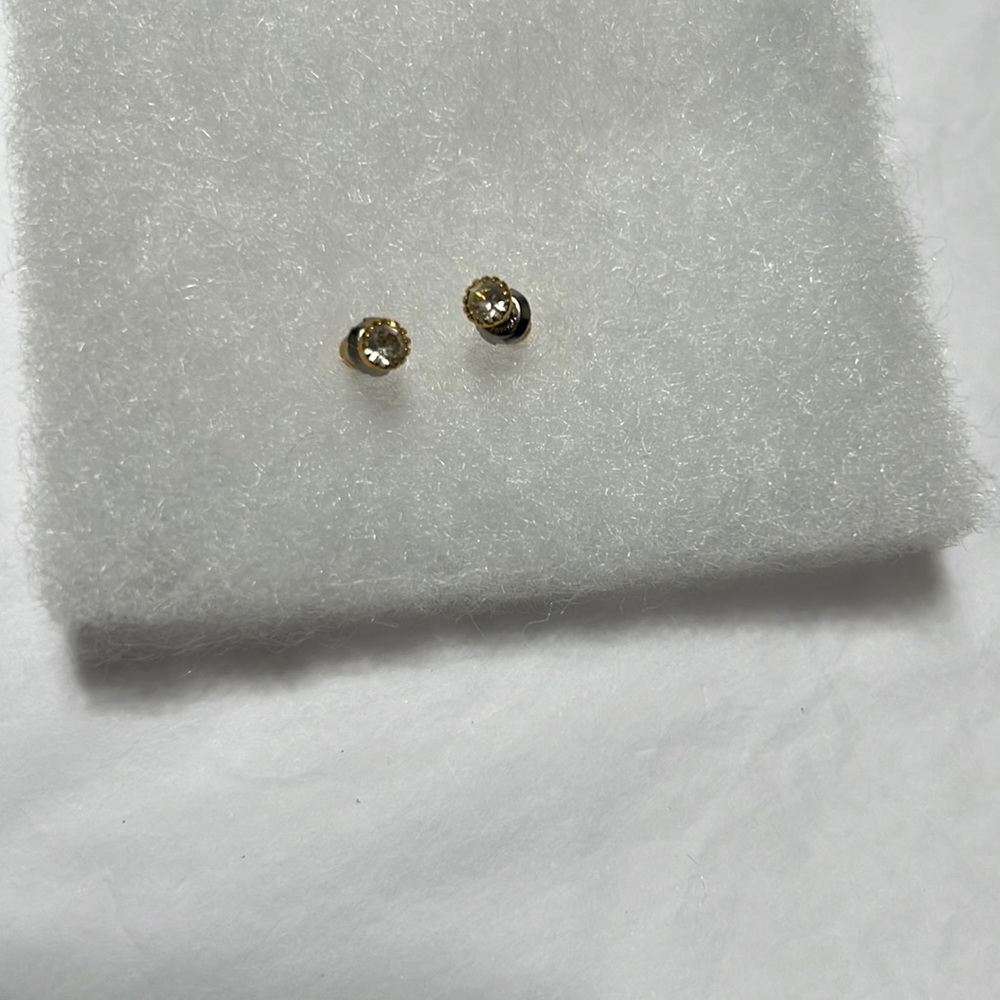Simple stud earrings
